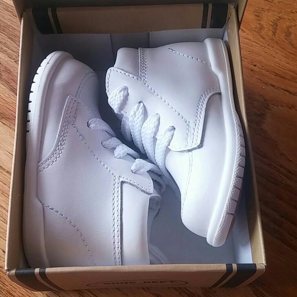 NWT!white baby sneakers size 3